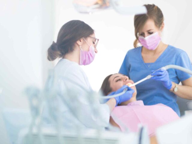 https://cloverdentalclinic.co/wp-content/uploads/2020/02/about_us_background-640x480.jpg